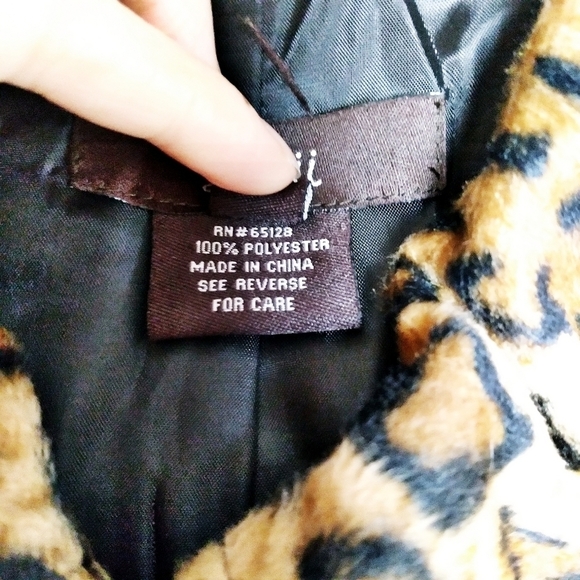 Luii Cropped Leopard Print Faux Fur Coat - Picture 8 of 9
